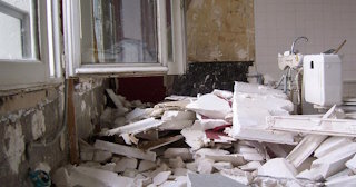 Демонтаж хрущевки в Канске - удаление старых полов и стен по выгодной цене от 1749 рублей.